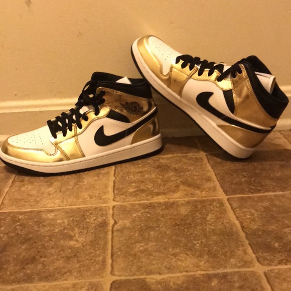 These are Air Jordan 1 Mid SE in metallic gold, black white, size 9.5 - Picture 3 of 4